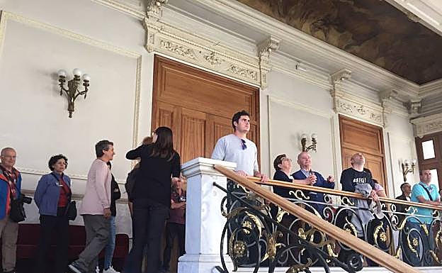 Visitantes, en el recorrido guiado por la Diputación, en la mañana de este viernes. 