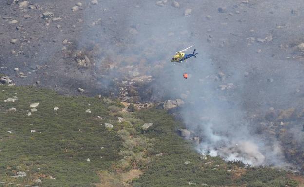 Un helicóptero trabaja en la extinción del fuego. 