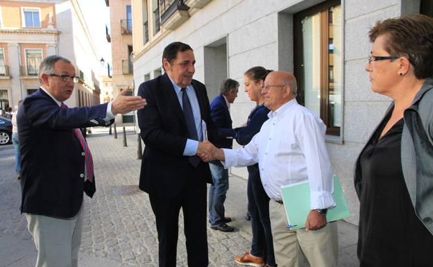 El consejero de Sanidad saluda al presidente de la Asociación de Vecinos de Nueva Segovia. 
