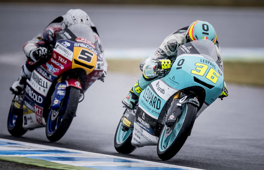 El piloto español de Moto3 Joan Mir, por delante del italiano Romano Fenati.