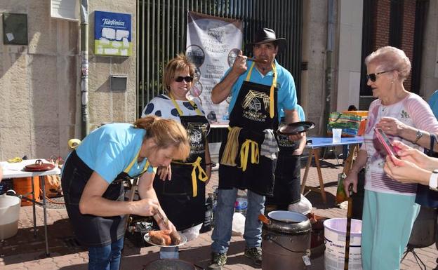 Miembros del Club de Entibadores Palentinos, durante el concurso. 