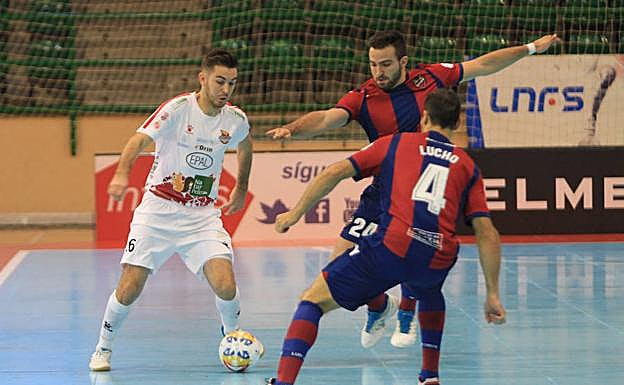 Javi Alonso, que fue expulsado, en una acción del partido frente al Levante.