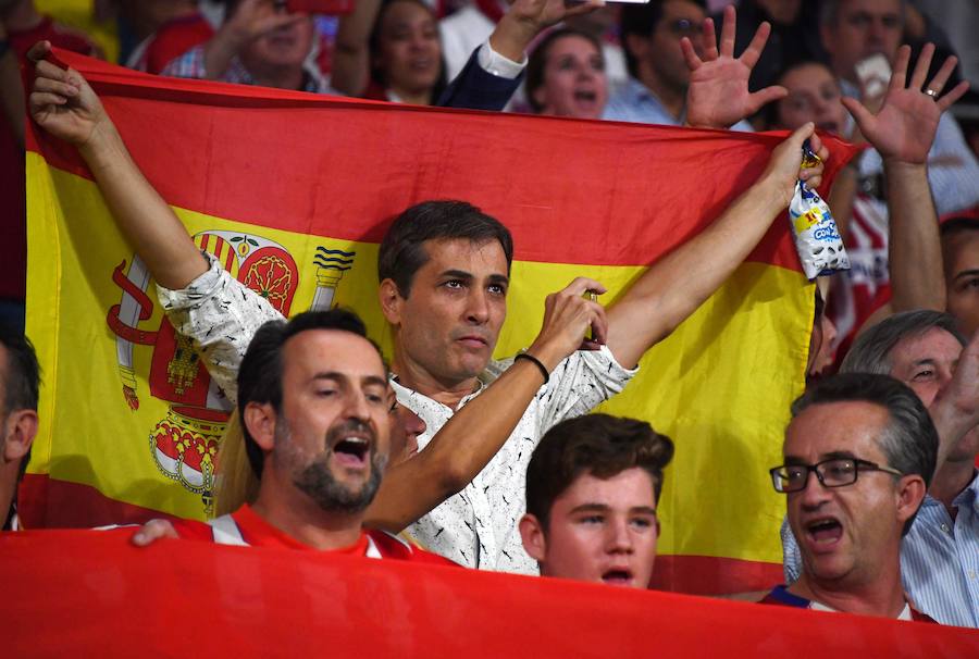 Una multitud de aficionados del Atlético de Madrid lució los colores nacionales en el partido ante el Barcelona.