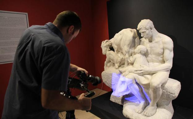 La escultura es de mármol blanco. 