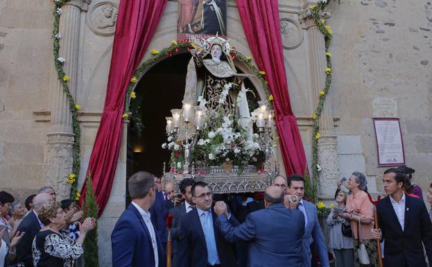 La imagen de Santa Teresa de Jesús sale en procesión entre los aplausos y las muestras de afecto de los albenses.
