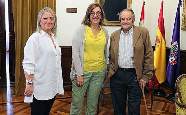 La presidenta de la Diputación, en el centro, con la diputada María José Ortega, y el presidente de la junta vecinal, Matías Gutiérrez. 