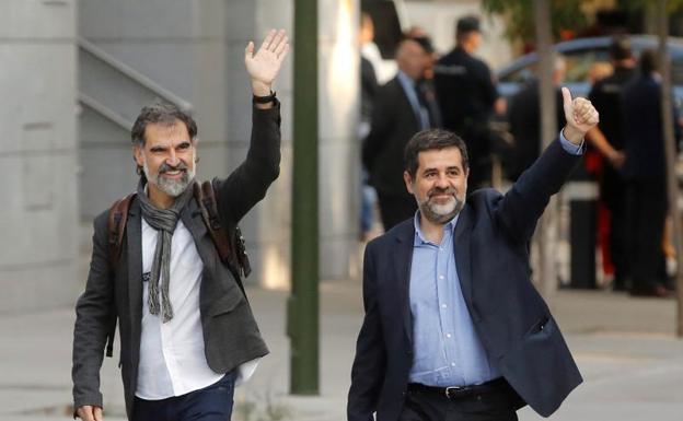 Los presidentes de la ANC, Jordi Sànchez, (d), y de Òmnium Cultural, Jordi Cuixart.