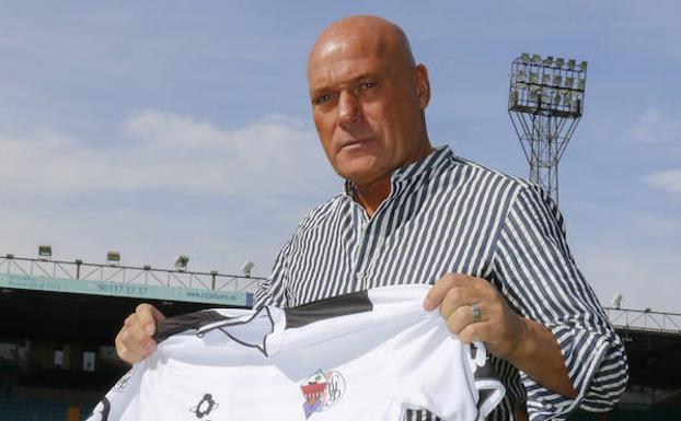 Ramón María Calderé posa en el Helmántico con la camiseta del CFSalmantino.