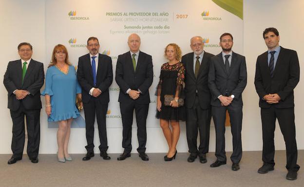 Joaquin Boneta, delegado de Iberdrola en Castilla y León (centro), con las empresas distinguidas, Gedelsa y Ecoespacio. 