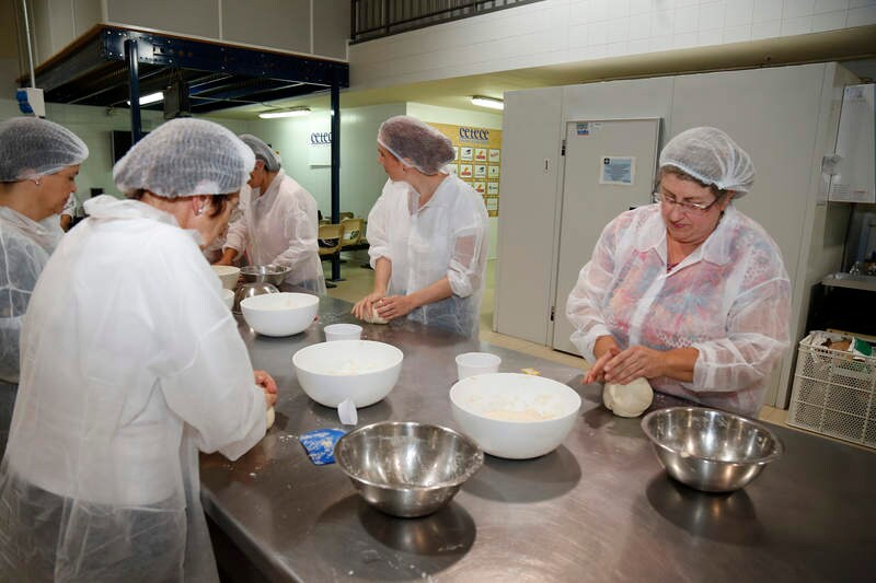 Una treintena de aficionados aprenden técnicas para elaborar productos saludables en su propio hogar en el curso de formación organizado por el Cetece en colaboración con El Norte de Castilla