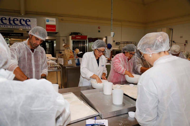 Una treintena de aficionados aprenden técnicas para elaborar productos saludables en su propio hogar en el curso de formación organizado por el Cetece en colaboración con El Norte de Castilla