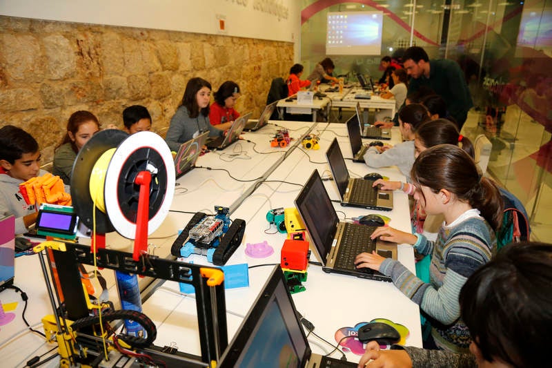 La directora general de Telecomunicaciones de la Consejería de Fomento y Medio Ambiente, María Victoria Seco, visita a los participantes del 'Taller de Exposición' dirigido a alumnos de Primaria
