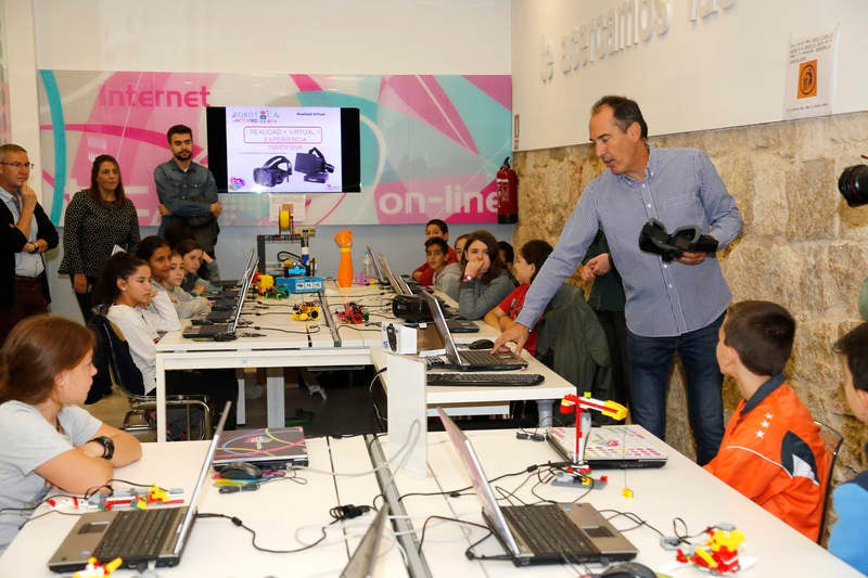 La directora general de Telecomunicaciones de la Consejería de Fomento y Medio Ambiente, María Victoria Seco, visita a los participantes del 'Taller de Exposición' dirigido a alumnos de Primaria