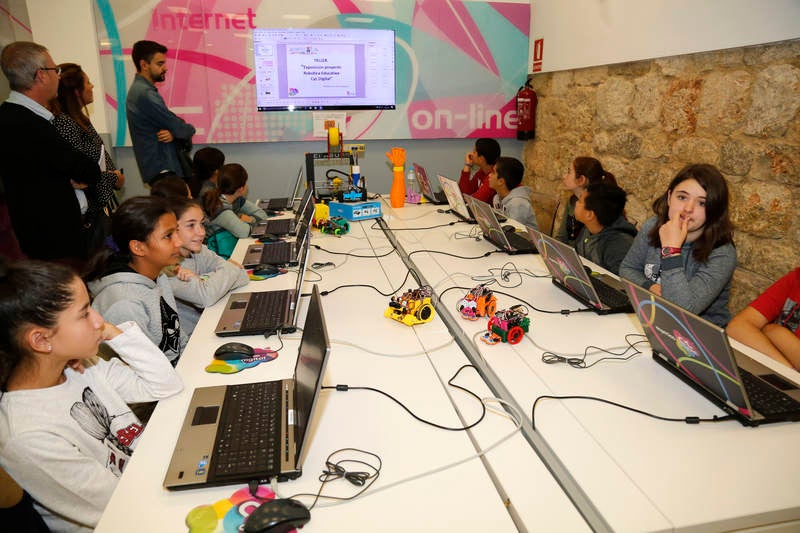 La directora general de Telecomunicaciones de la Consejería de Fomento y Medio Ambiente, María Victoria Seco, visita a los participantes del 'Taller de Exposición' dirigido a alumnos de Primaria