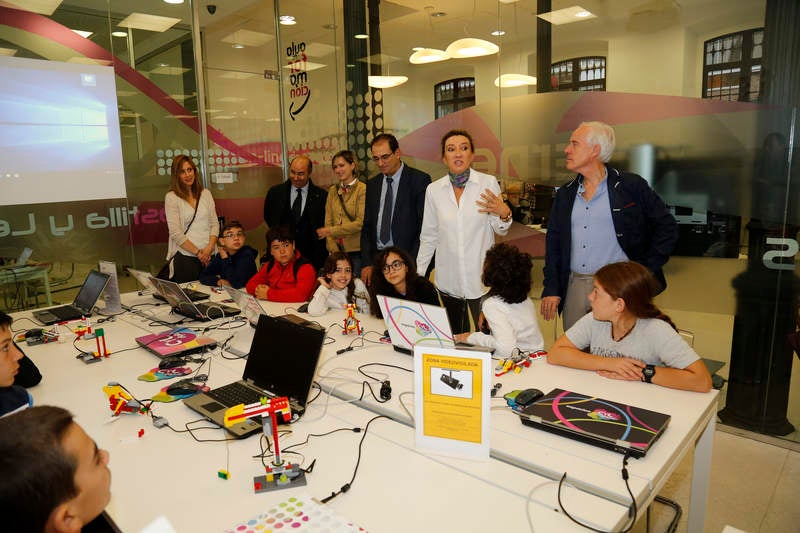 La directora general de Telecomunicaciones de la Consejería de Fomento y Medio Ambiente, María Victoria Seco, visita a los participantes del 'Taller de Exposición' dirigido a alumnos de Primaria