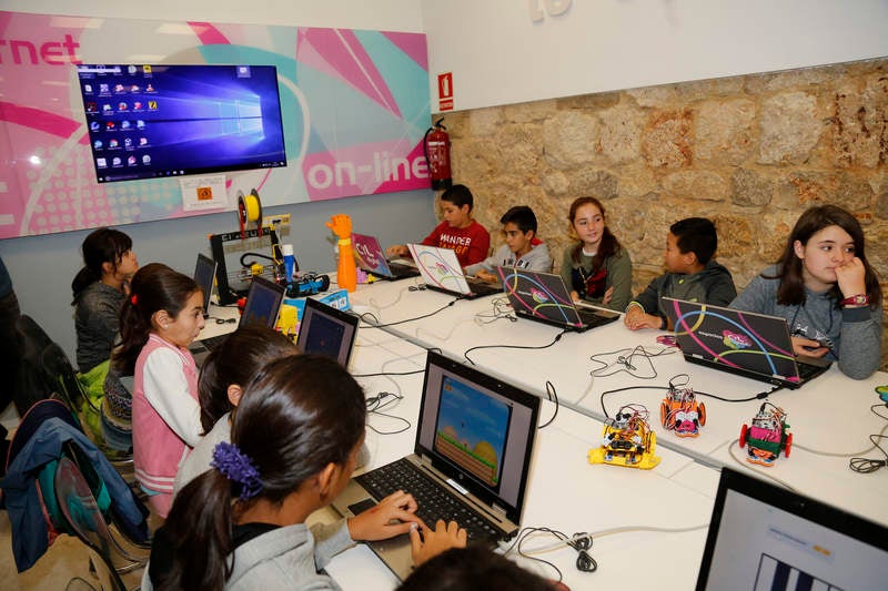 La directora general de Telecomunicaciones de la Consejería de Fomento y Medio Ambiente, María Victoria Seco, visita a los participantes del 'Taller de Exposición' dirigido a alumnos de Primaria