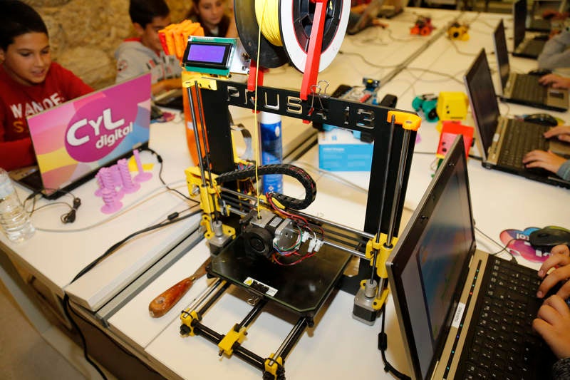 La directora general de Telecomunicaciones de la Consejería de Fomento y Medio Ambiente, María Victoria Seco, visita a los participantes del 'Taller de Exposición' dirigido a alumnos de Primaria