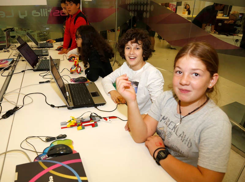 La directora general de Telecomunicaciones de la Consejería de Fomento y Medio Ambiente, María Victoria Seco, visita a los participantes del 'Taller de Exposición' dirigido a alumnos de Primaria