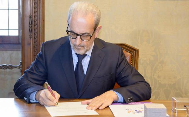 El rector Daniel Hernández Ruipérez firma la convocatoria de las elecciones. 