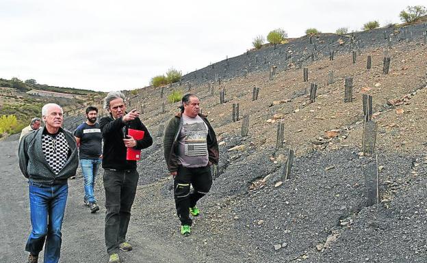 El delegado de la Junta, a la izquierda, en su visita a la escombrera de carbón.