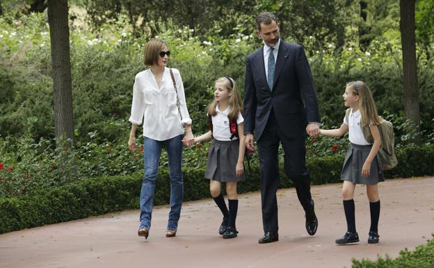 El rey Felipe VI con la reina Letizia y sus hijas Leonor y Sofía. 