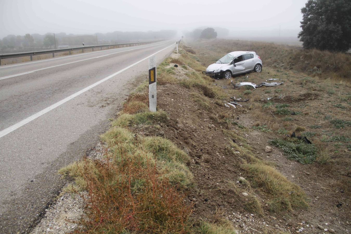 El percance se ha producido pocos minutos antes de las 8:30 horas, cuando un turismo que iba en dirección Peñafiel se salió de la vía quedando en la cuneta con un fuerte impacto en su parte delantera resultando herido el conductor