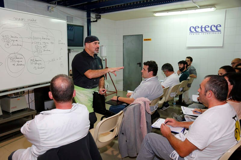 El maestro de panaderos Josep Pascual imparte varias jornadas de formación dirigidas a profesionales del sector