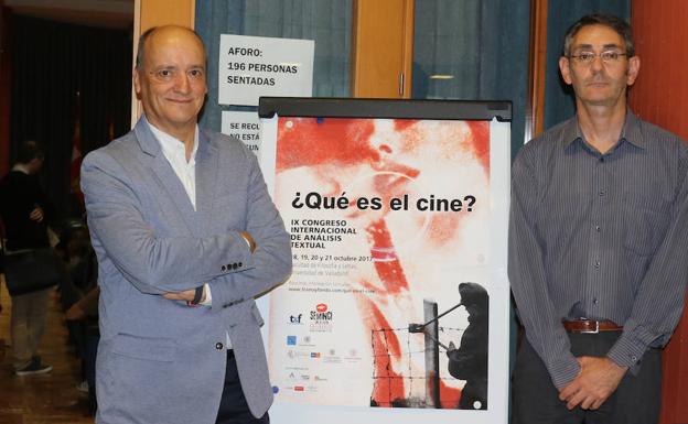 Gustavo Martín Garzo y Basilio Casanova escoltan el cartel del Congreso de cine, de la UVA. 
