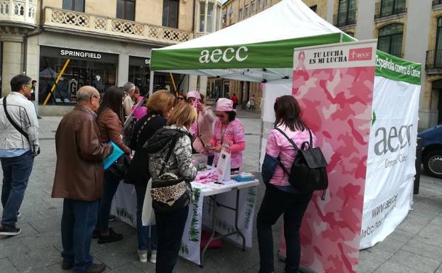 Mesa informativa con motivo del Día contra el Cáncer de Mama, en la plaza del Liceo. 