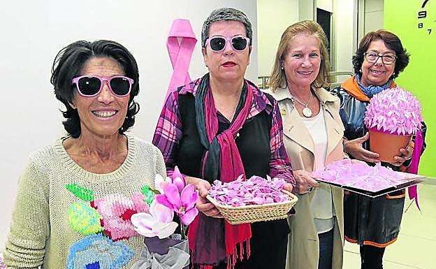 Integrantes de la AECC de Segovia, con su presidenta al frente, Ana Sanjosé (izq.), muestran algunos de los artículos que se comercializan para recaudar fondos. 