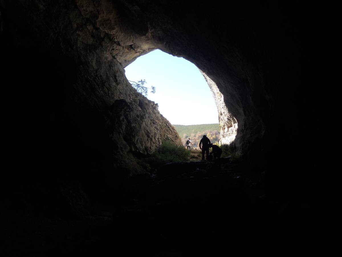 La ruta parte de la localidad de Santa María de Redondo, siguiendo el curso del río Pisuerga, hasta llegar a la magestuosa cueva de Fuente Cobre