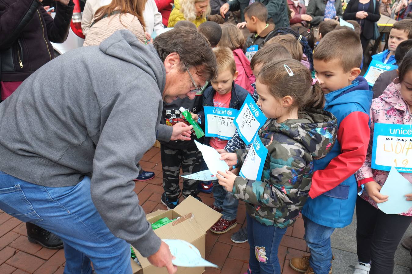 De la mano de Unicef y el Ayuntamiento, escolares vallisoletanos han salido hoy de sus aulas con destino a la Plaza Mayor, con dorsales y pulseras solidarias, para leer unas palabras sobre el derecho humano al agua