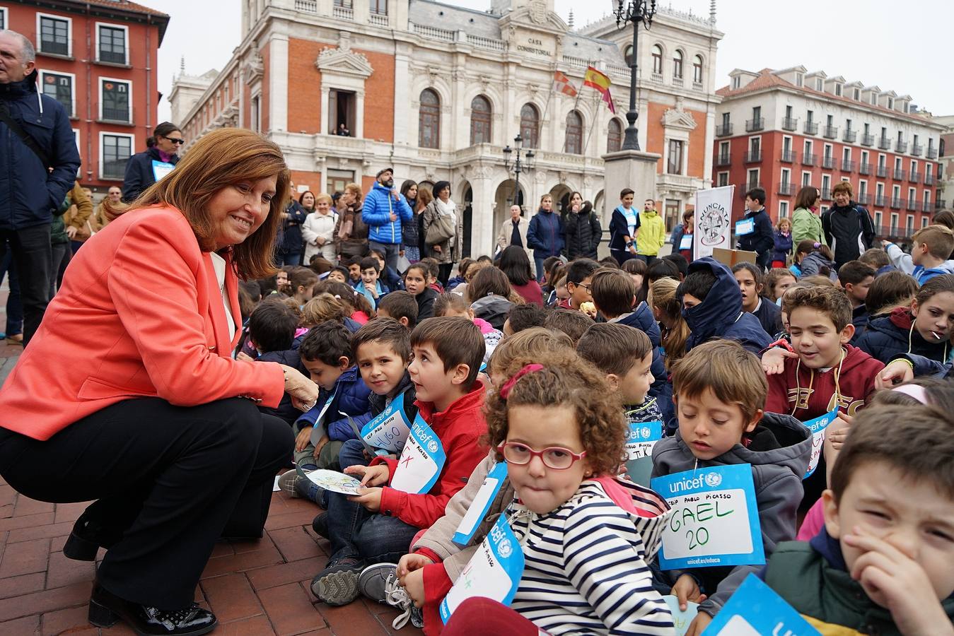 De la mano de Unicef y el Ayuntamiento, escolares vallisoletanos han salido hoy de sus aulas con destino a la Plaza Mayor, con dorsales y pulseras solidarias, para leer unas palabras sobre el derecho humano al agua