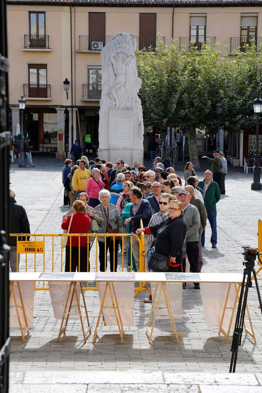 Reparto de fabiolines en la Plaza Mayor de Palencia con motivo de la Semana del Pan