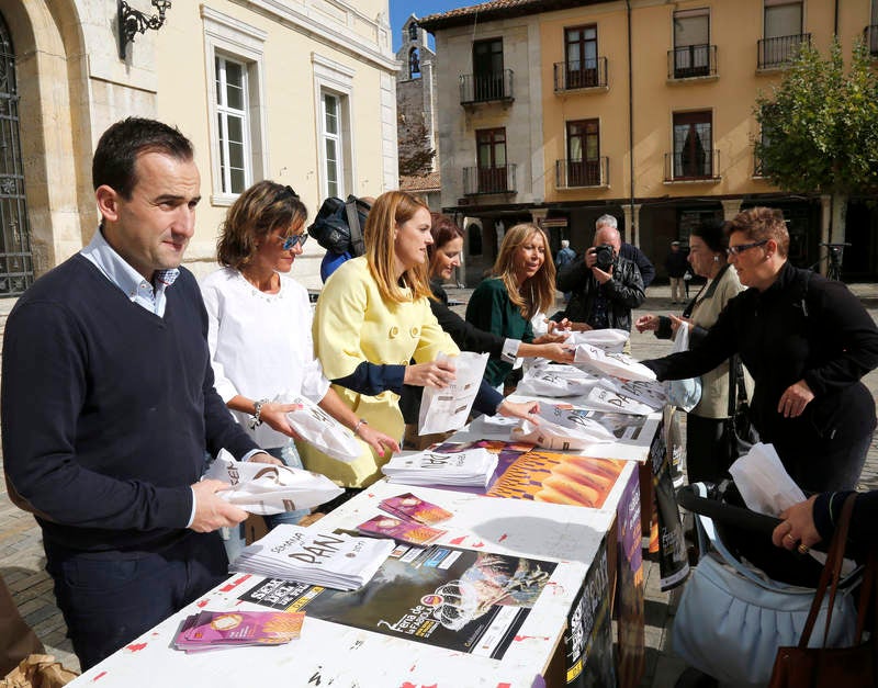 Reparto de fabiolines en la Plaza Mayor de Palencia con motivo de la Semana del Pan
