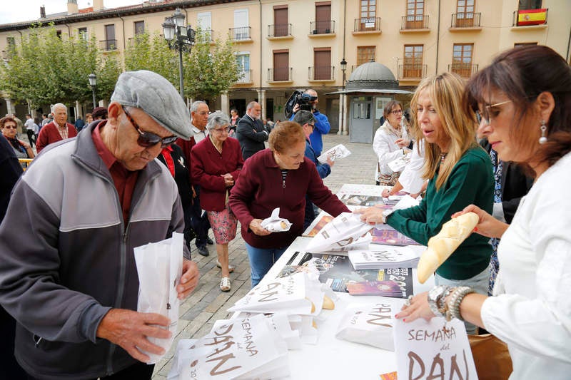 Reparto de fabiolines en la Plaza Mayor de Palencia con motivo de la Semana del Pan