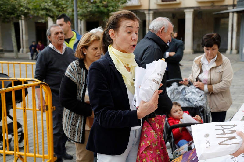 Reparto de fabiolines en la Plaza Mayor de Palencia con motivo de la Semana del Pan