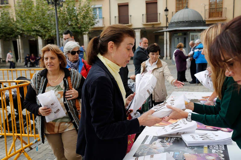 Reparto de fabiolines en la Plaza Mayor de Palencia con motivo de la Semana del Pan