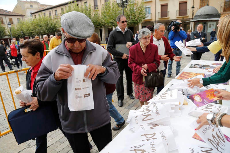 Reparto de fabiolines en la Plaza Mayor de Palencia con motivo de la Semana del Pan