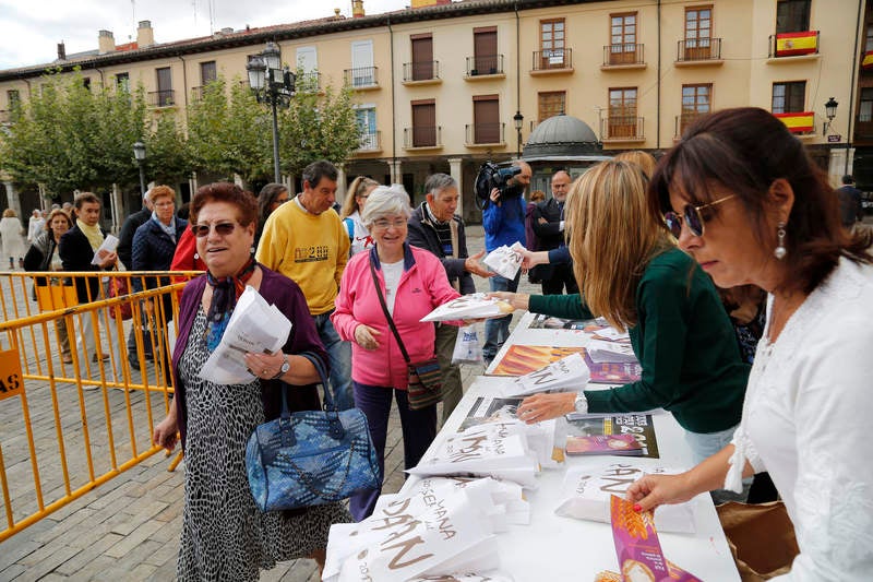 Reparto de fabiolines en la Plaza Mayor de Palencia con motivo de la Semana del Pan