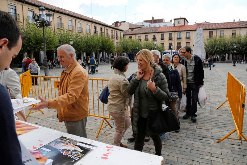 Reparto de fabiolines en la Plaza Mayor de Palencia con motivo de la Semana del Pan