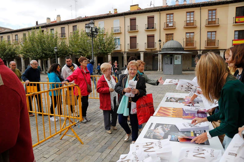 Reparto de fabiolines en la Plaza Mayor de Palencia con motivo de la Semana del Pan