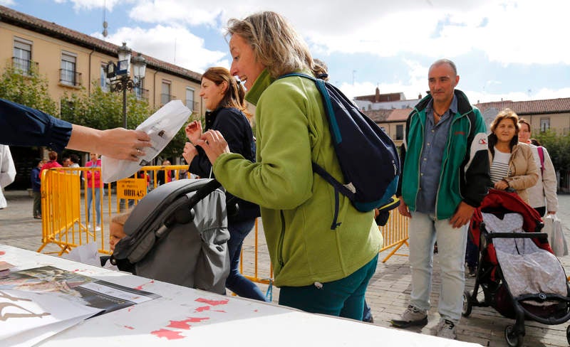 Reparto de fabiolines en la Plaza Mayor de Palencia con motivo de la Semana del Pan