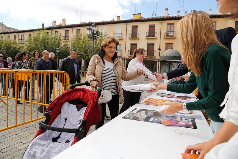 Reparto de fabiolines en la Plaza Mayor de Palencia con motivo de la Semana del Pan