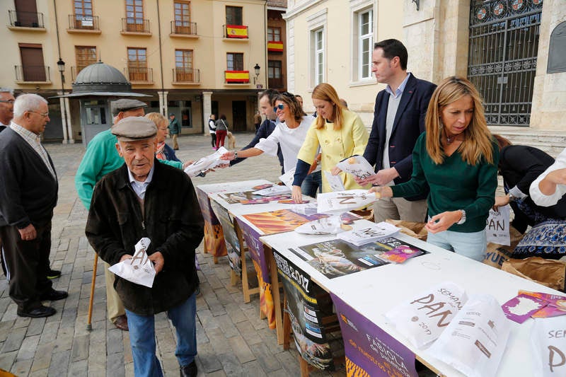 Reparto de fabiolines en la Plaza Mayor de Palencia con motivo de la Semana del Pan