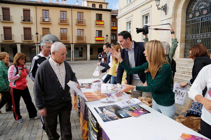 Reparto de fabiolines en la Plaza Mayor de Palencia con motivo de la Semana del Pan