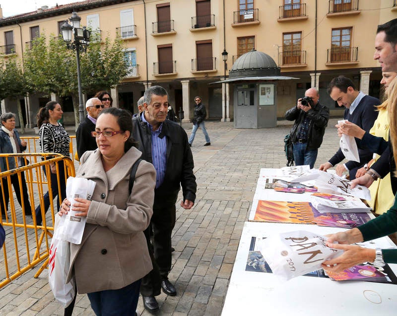 Reparto de fabiolines en la Plaza Mayor de Palencia con motivo de la Semana del Pan