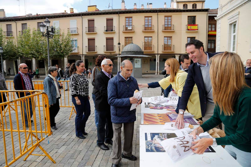 Reparto de fabiolines en la Plaza Mayor de Palencia con motivo de la Semana del Pan