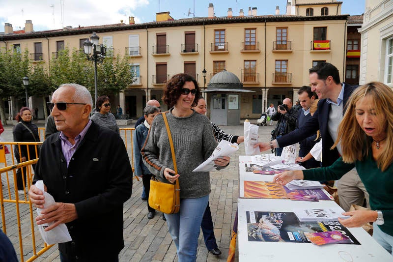 Reparto de fabiolines en la Plaza Mayor de Palencia con motivo de la Semana del Pan