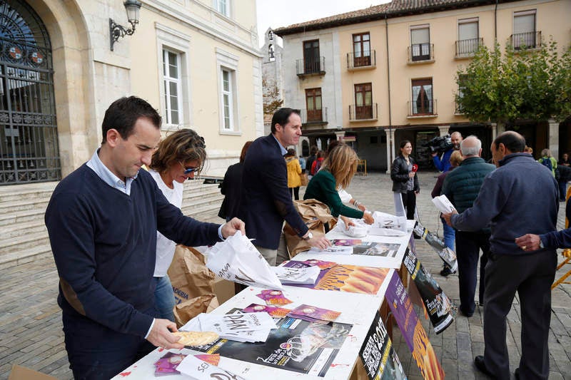 Reparto de fabiolines en la Plaza Mayor de Palencia con motivo de la Semana del Pan
